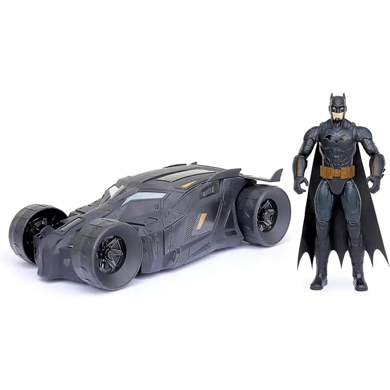 سيارة باتمان مع شخصية باتمان